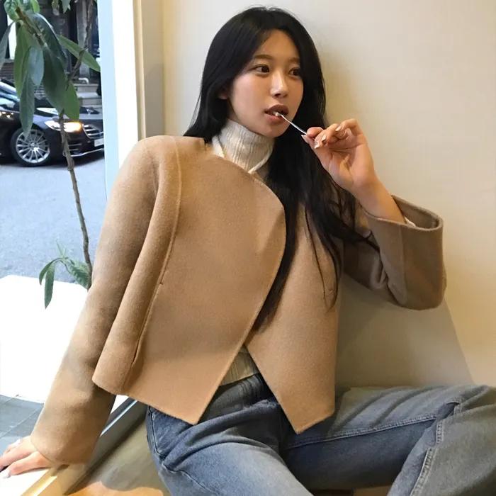 [플비 착용][3차 리오더]Curve Detail Short Handmade Jacket[LMBEWI23CT701]-Camel Melange