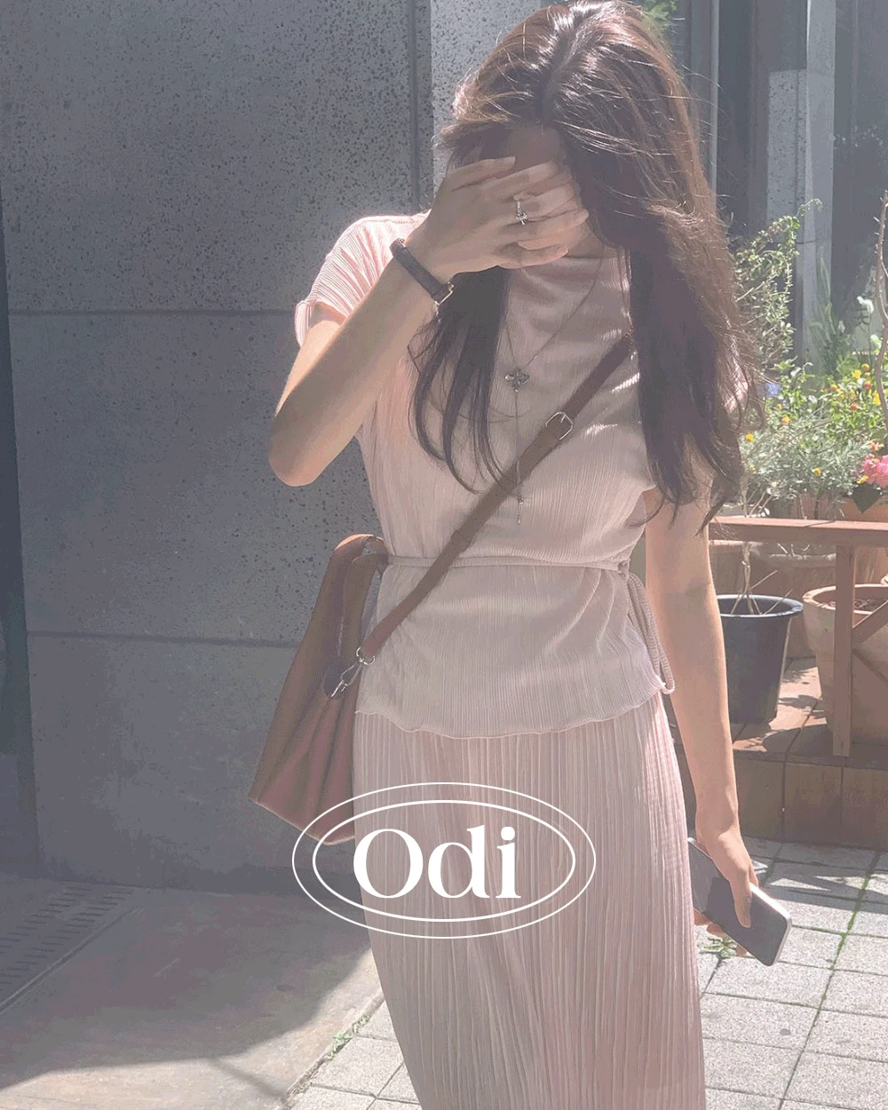 포멜로 bl 셋업 스트랩 반팔 플리츠 블라우스 (3컬러)