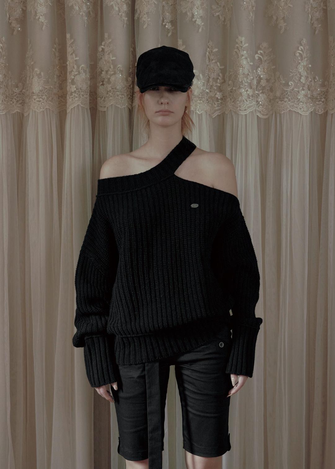 NECK CUT-OUT LOOSE FIT KNIT, BLACK