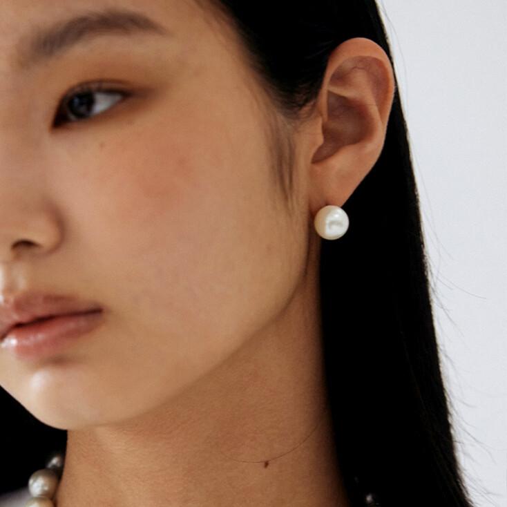 WHITE PEARL EARRING