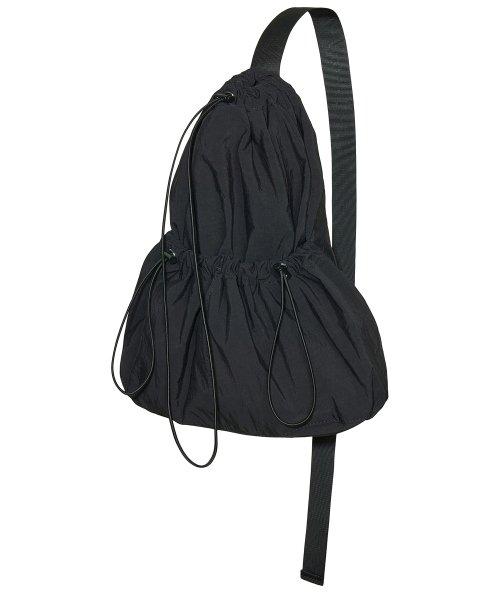드로우스트링 슬링 백 블랙