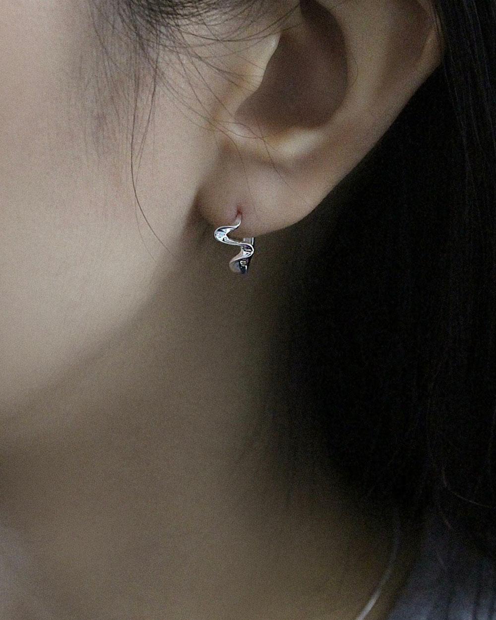 [925 silver] E-204 / simple wave point one-touch earring