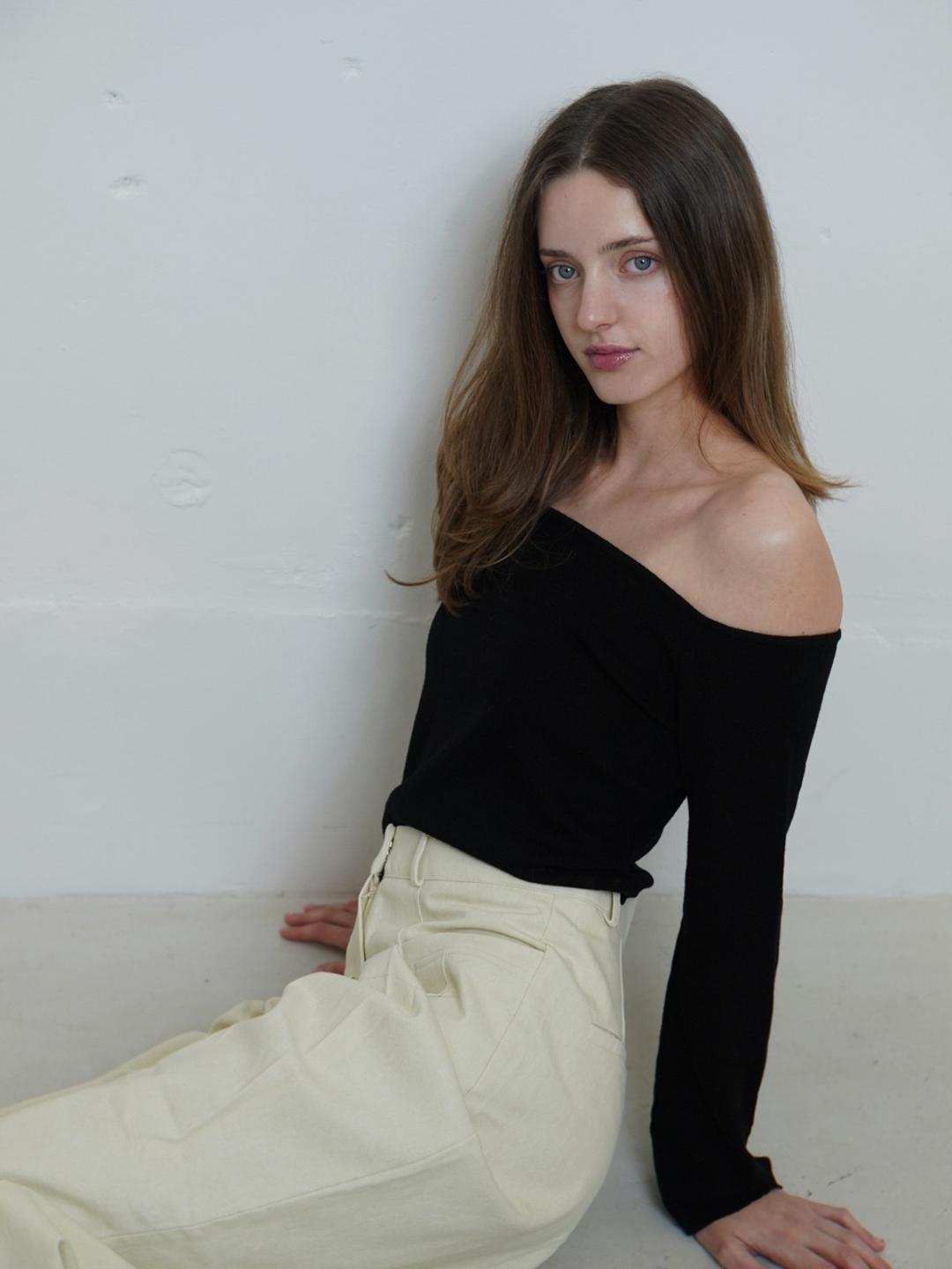 014 Light Weight Off-Shoulder Top (Black)