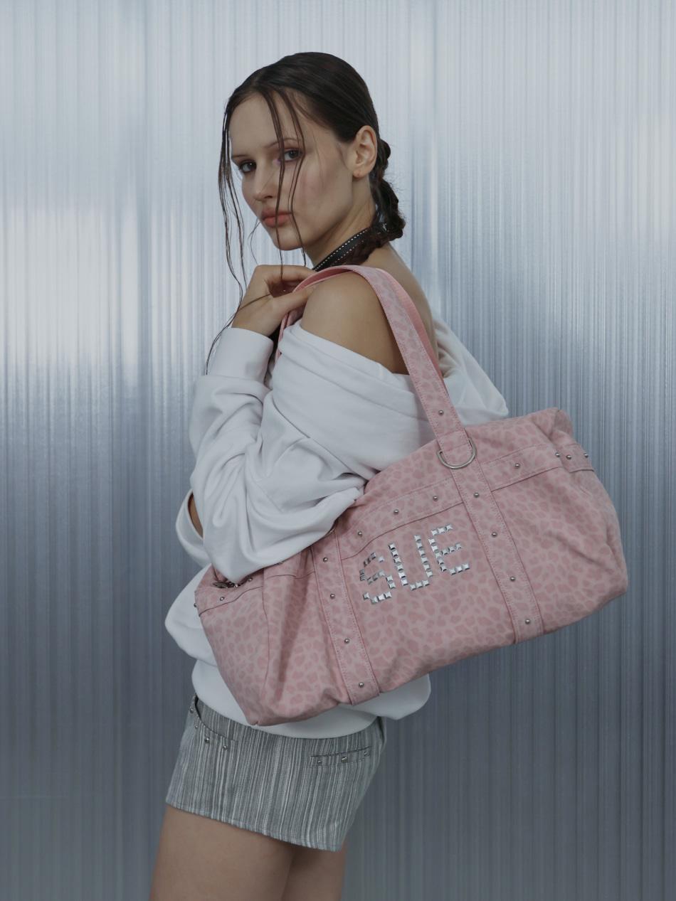LEO STUDDED DUFFEL BAG / PINK
