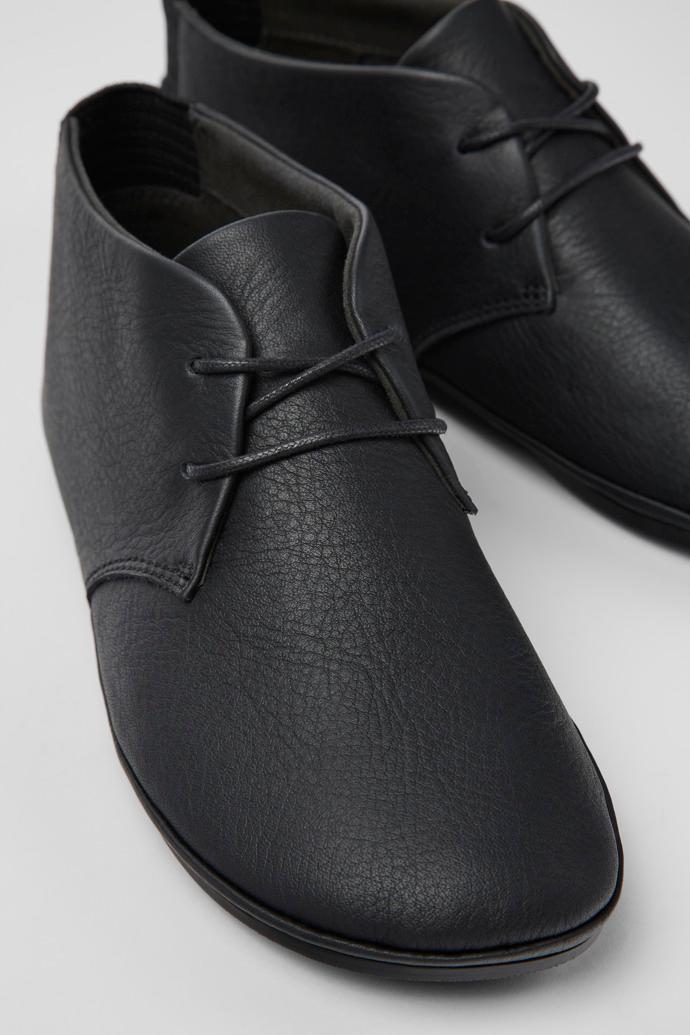 여성용 블랙 컬러 가죽 소재 앵클 부츠