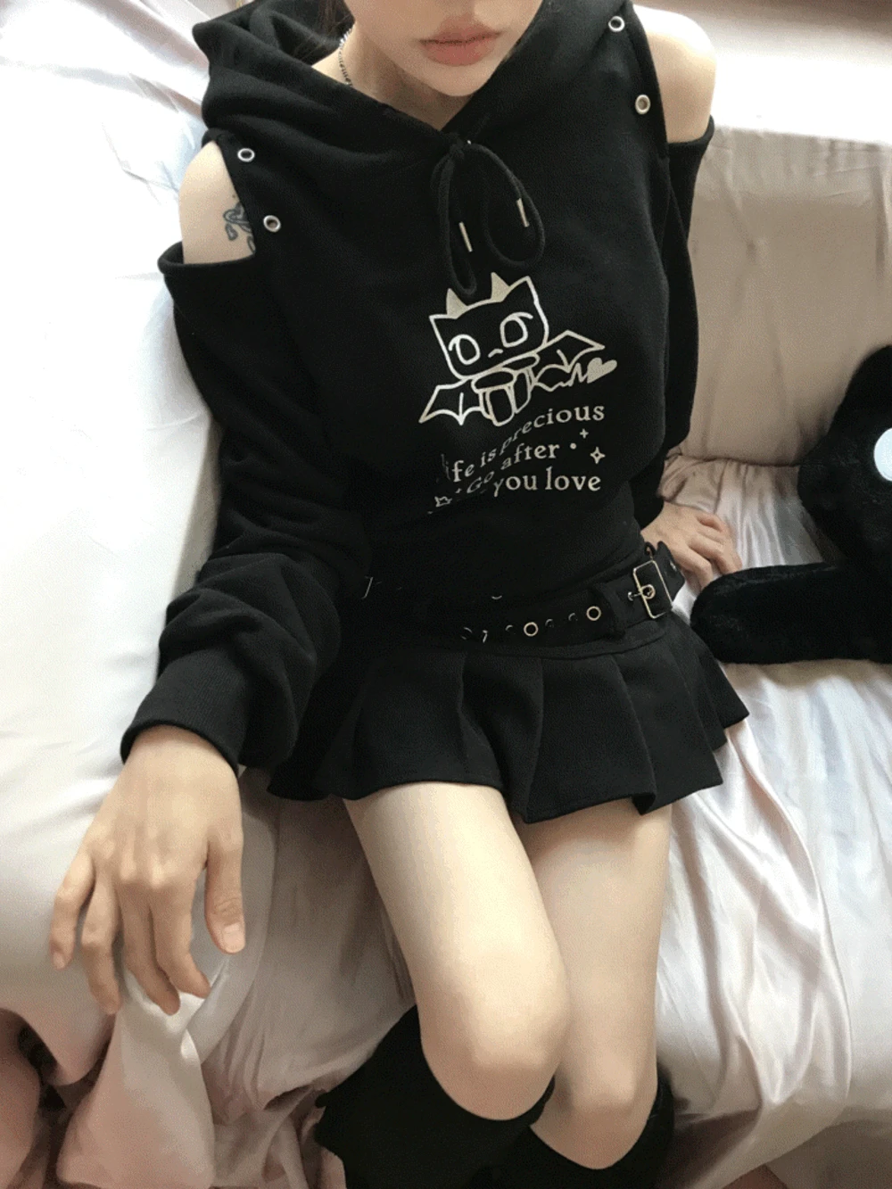 [made] 히네코 컷아웃 아일렛 크롭 후드티(2color)