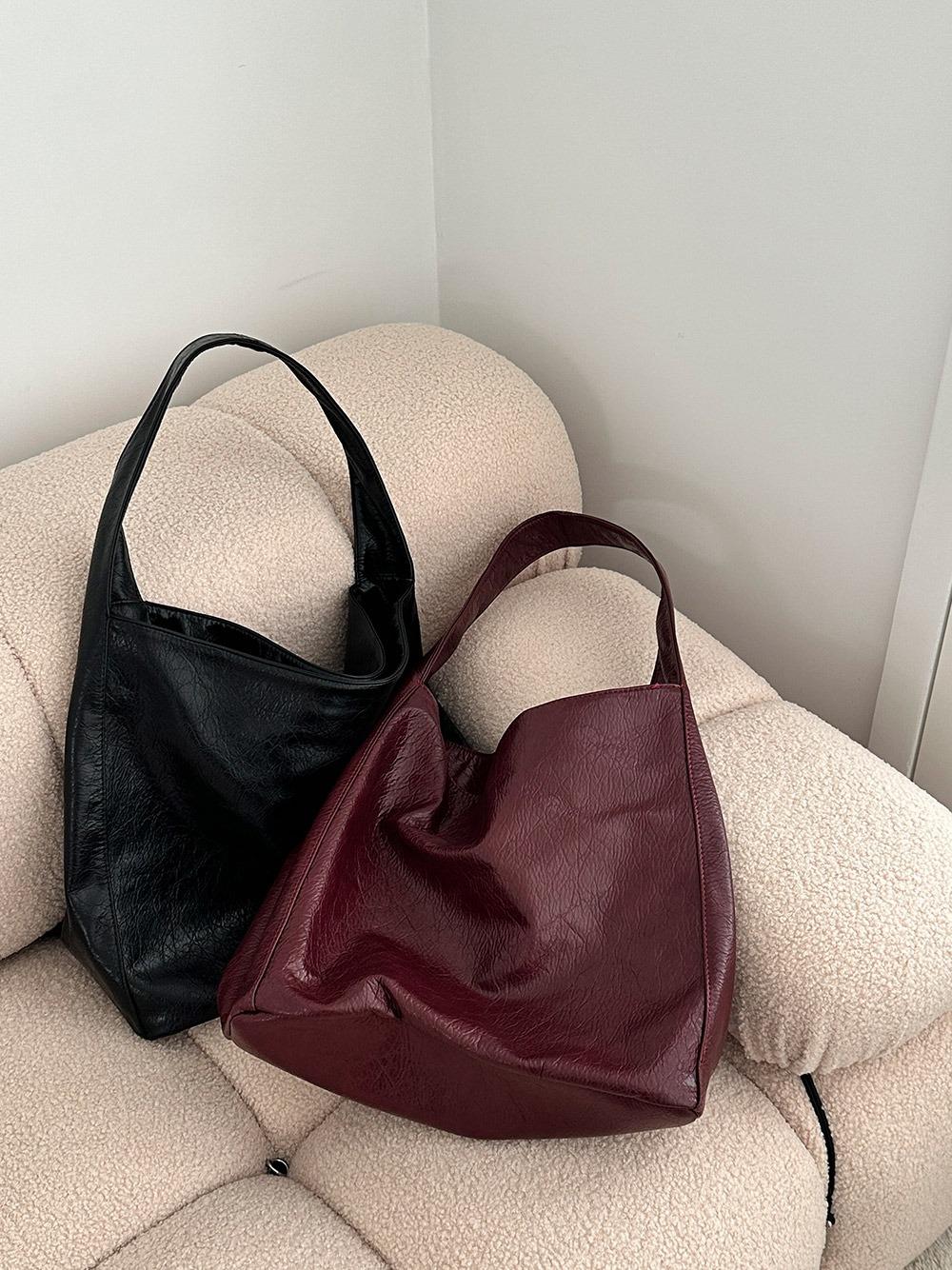 유어봄 [겨울데일리/보부상백] 어뮤 빈티지 크랙 레더 빅 숄더백 (2color)