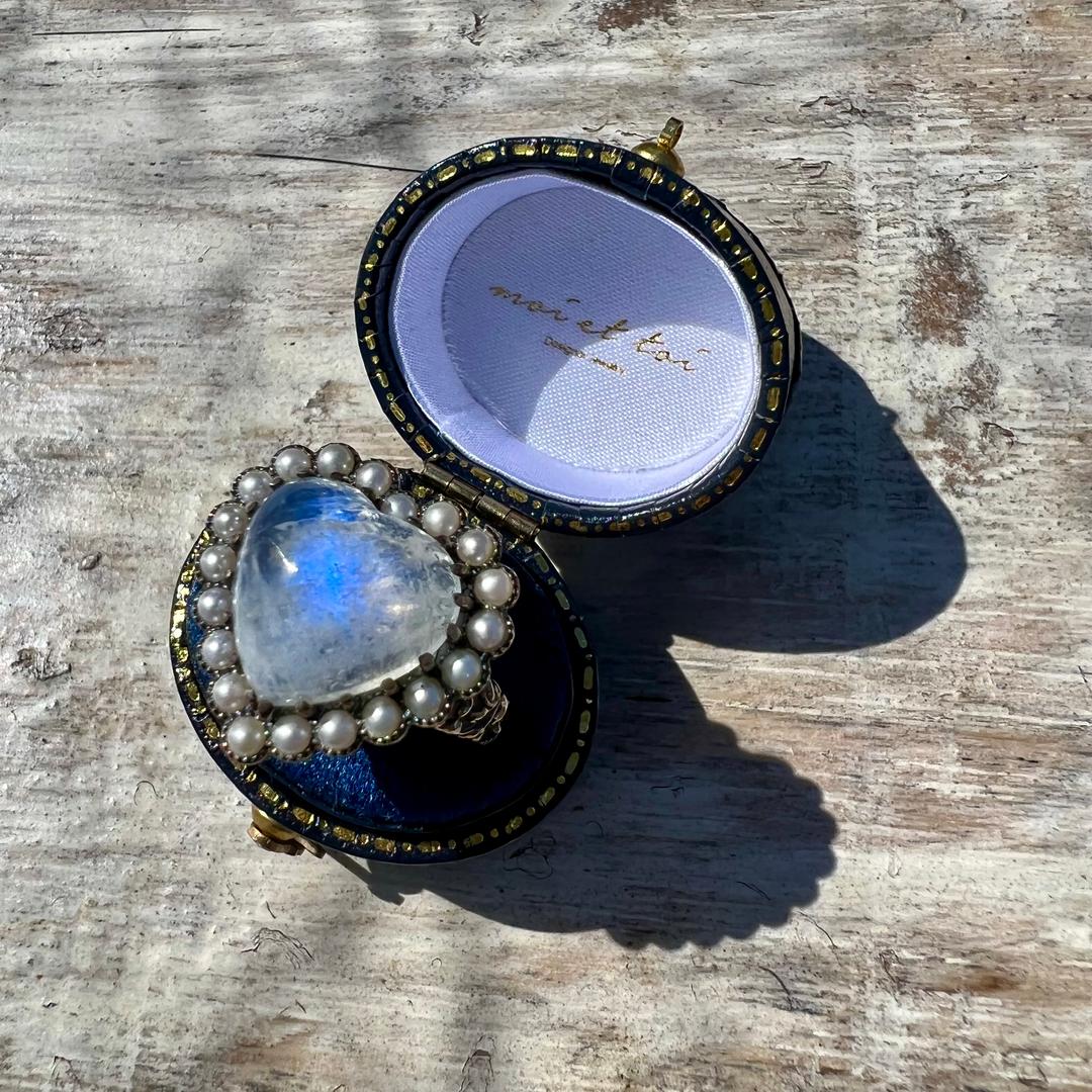 big heart antique ring / rainbow moonstone