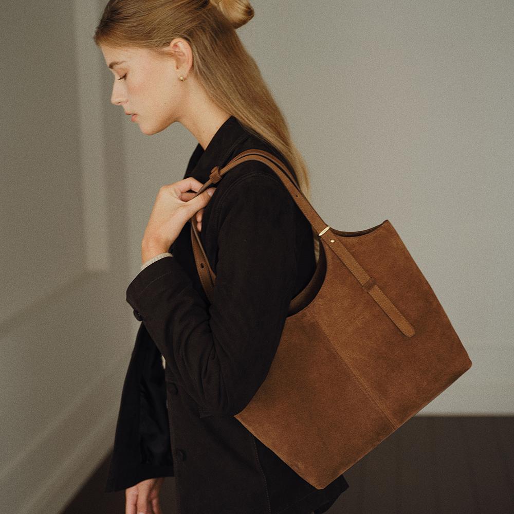 90 Veneta Bag Medium Chestnut    [25FW 15%]  (정상가 268000원)