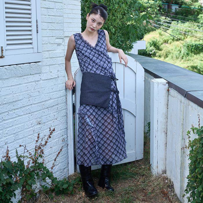 SLEEVELESS CHECKED DRESS-BLACK