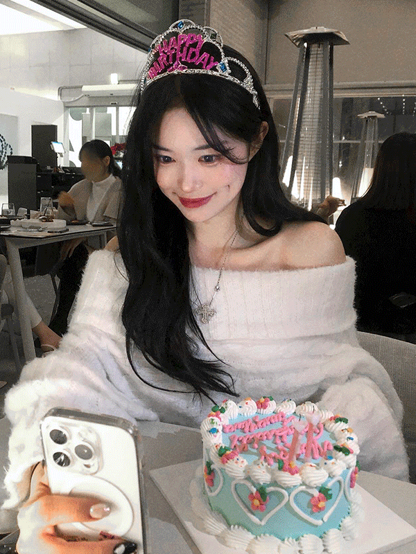 데이로제 벌스데이 오프숄더 니트