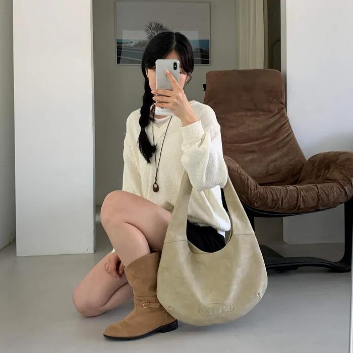 [단독] LOGO EMBOSSED SHOULDER BAG-BEIGE