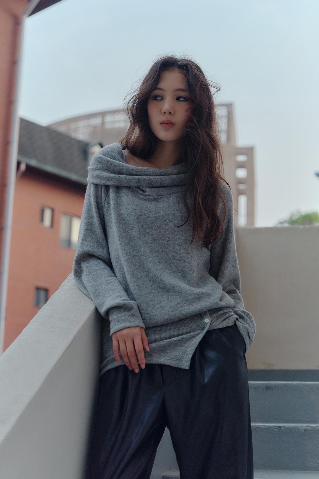 TURTLENECK 2WAY KNIT TOP - GREY