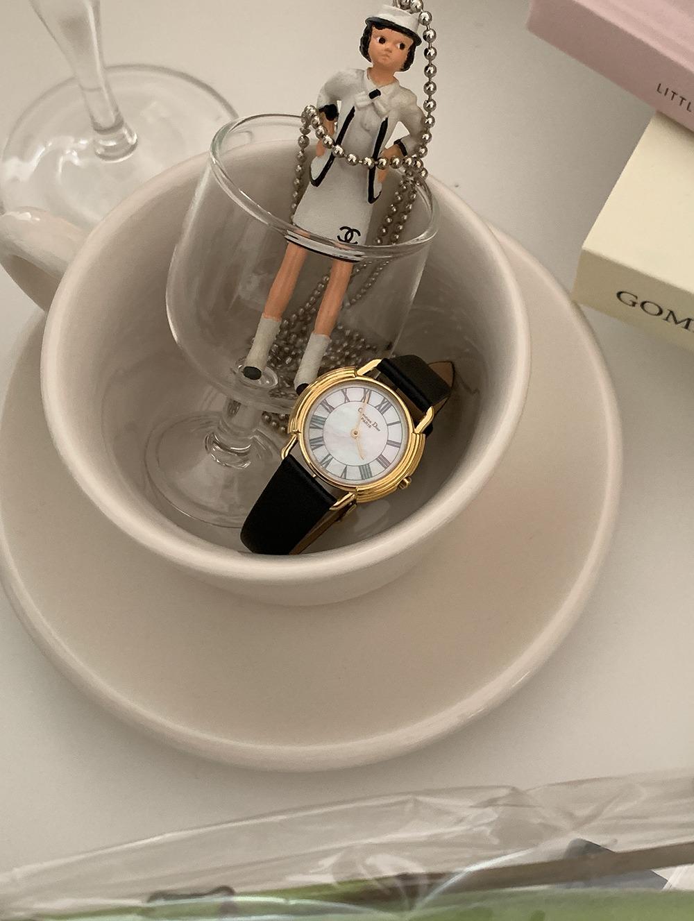 CHRISTIAN DIOR Gold round case shell dial CD buckle watch