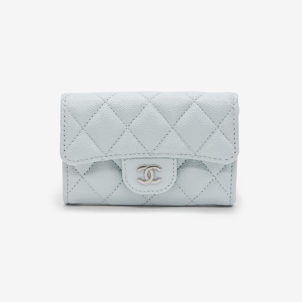 샤넬 클래식 플랩 카드지갑 샤이니캐비어 은장 라이트그레이 AP0214