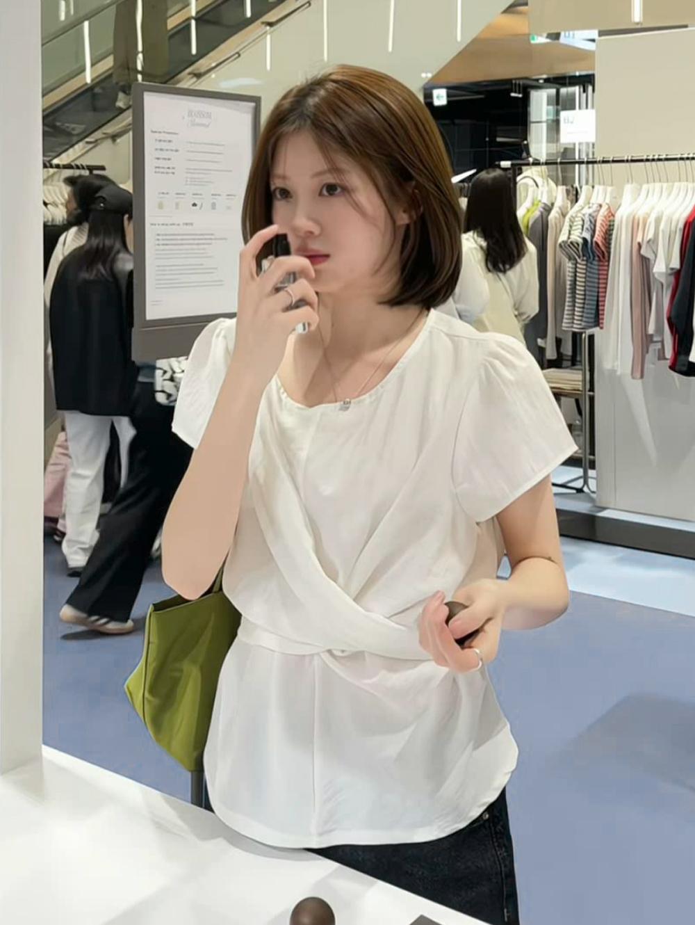 슬로우앤드 [문의폭주/허리라인핏] 퍼퓸드 랩디테일 반팔블라우스 - 3 color