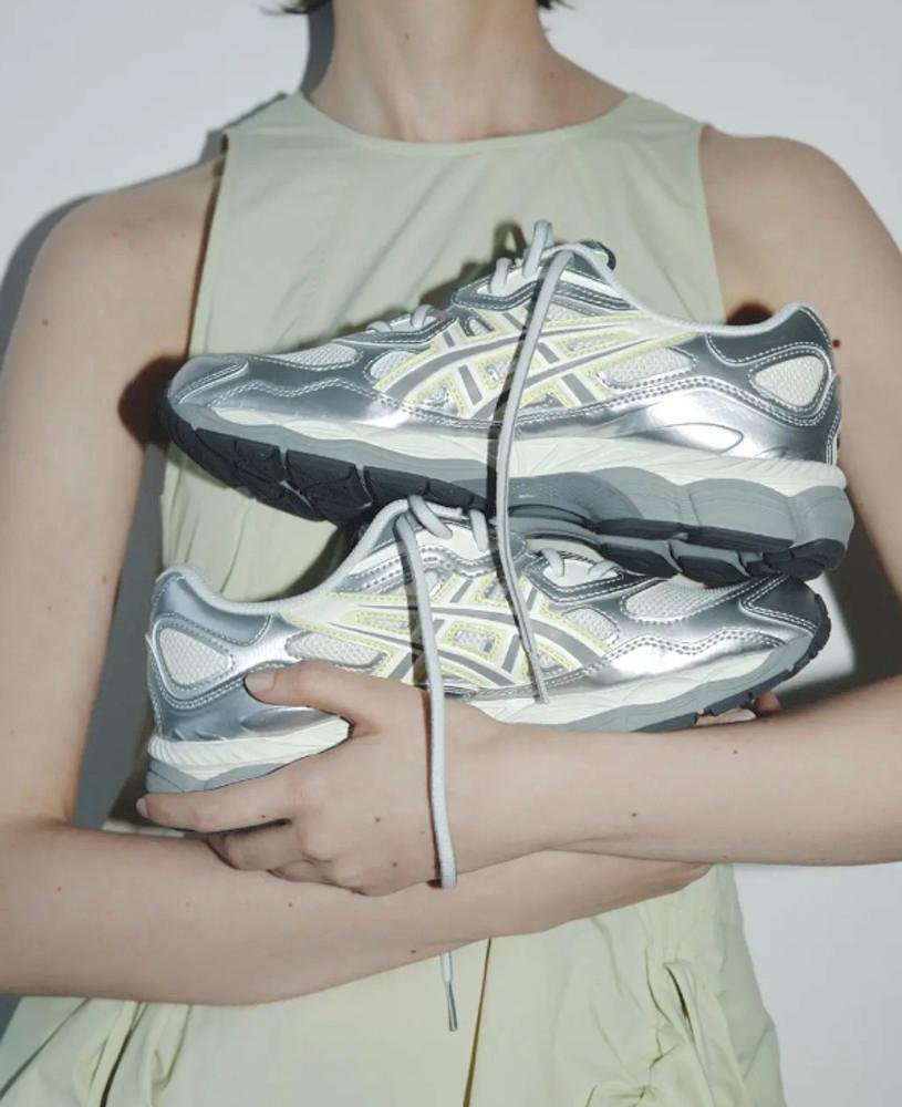 emmi 에미 아식스 젤 ASICS GEL-NYC 실버 화이트 허들 옐로우 1202A498-100