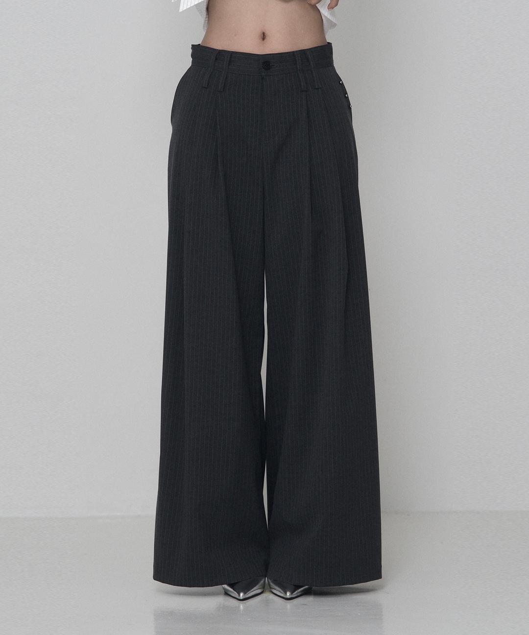 Two-pin tuck Piercing Stripe Wide Slacks (charcoal)
