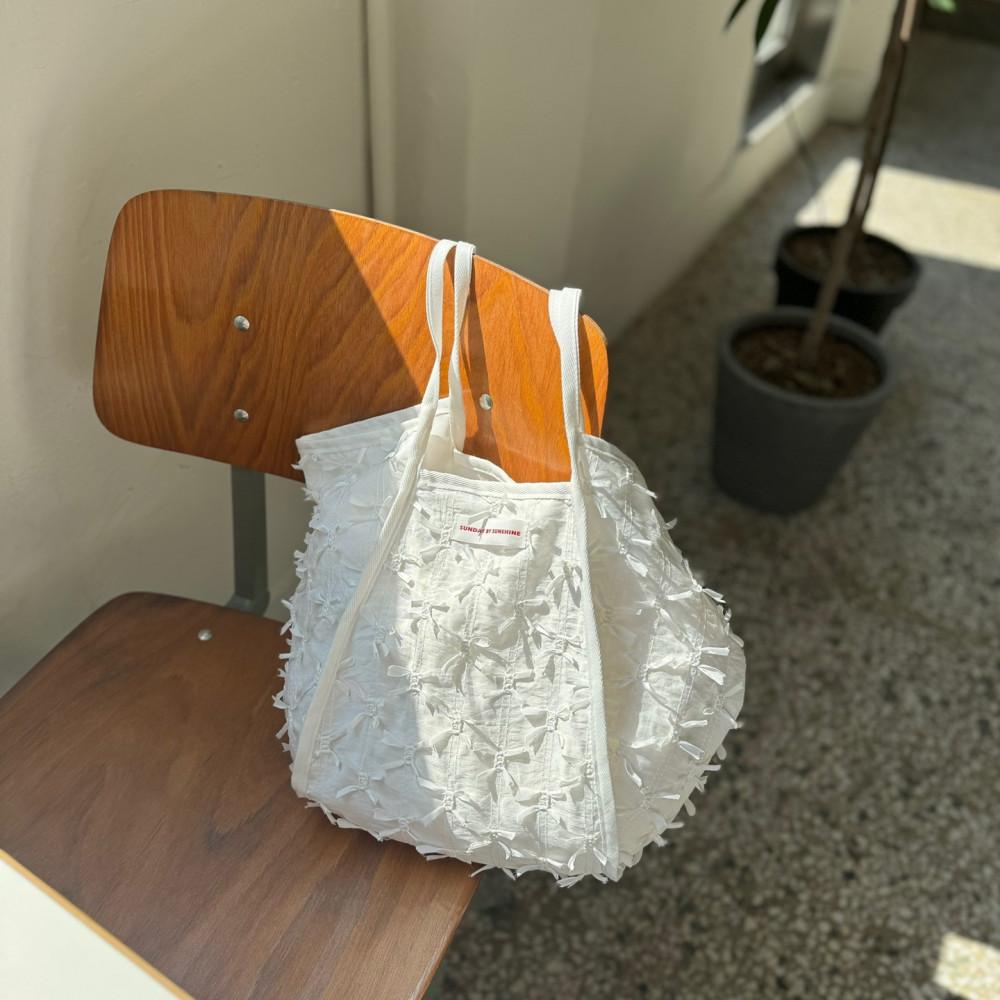 선데이바이선샤인 여성 봄 여름 레이스 샤틴 리본 에코백 숄더가방