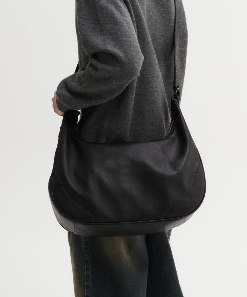 하프 문 레더 크로스백 (블랙)