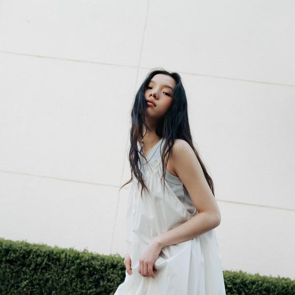 Gathered drawstring sleeveless dress (ivory / black)