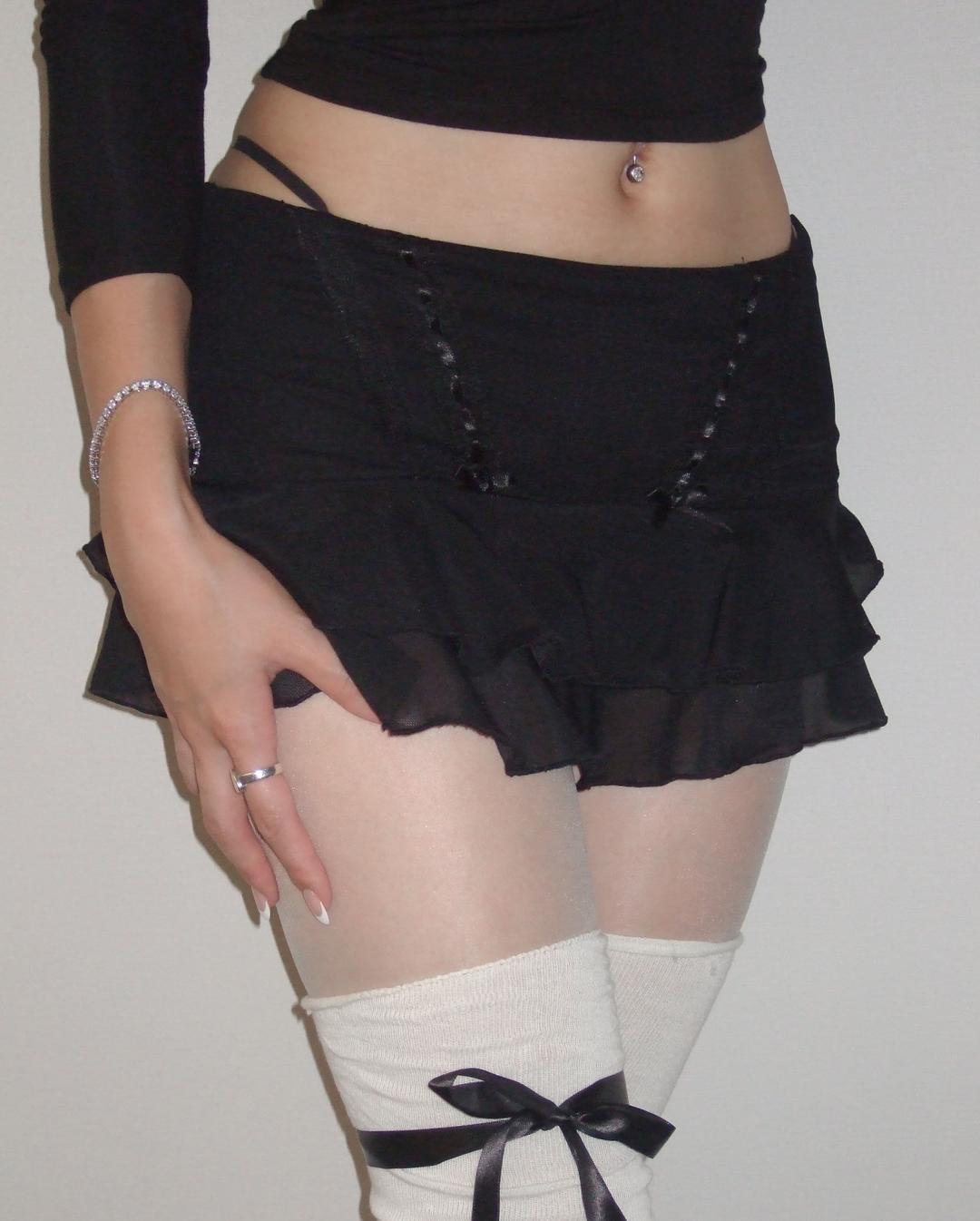 Garter frill skirt (black)