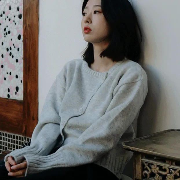 [퀄리티🍀]사선 버튼 니트 가디건