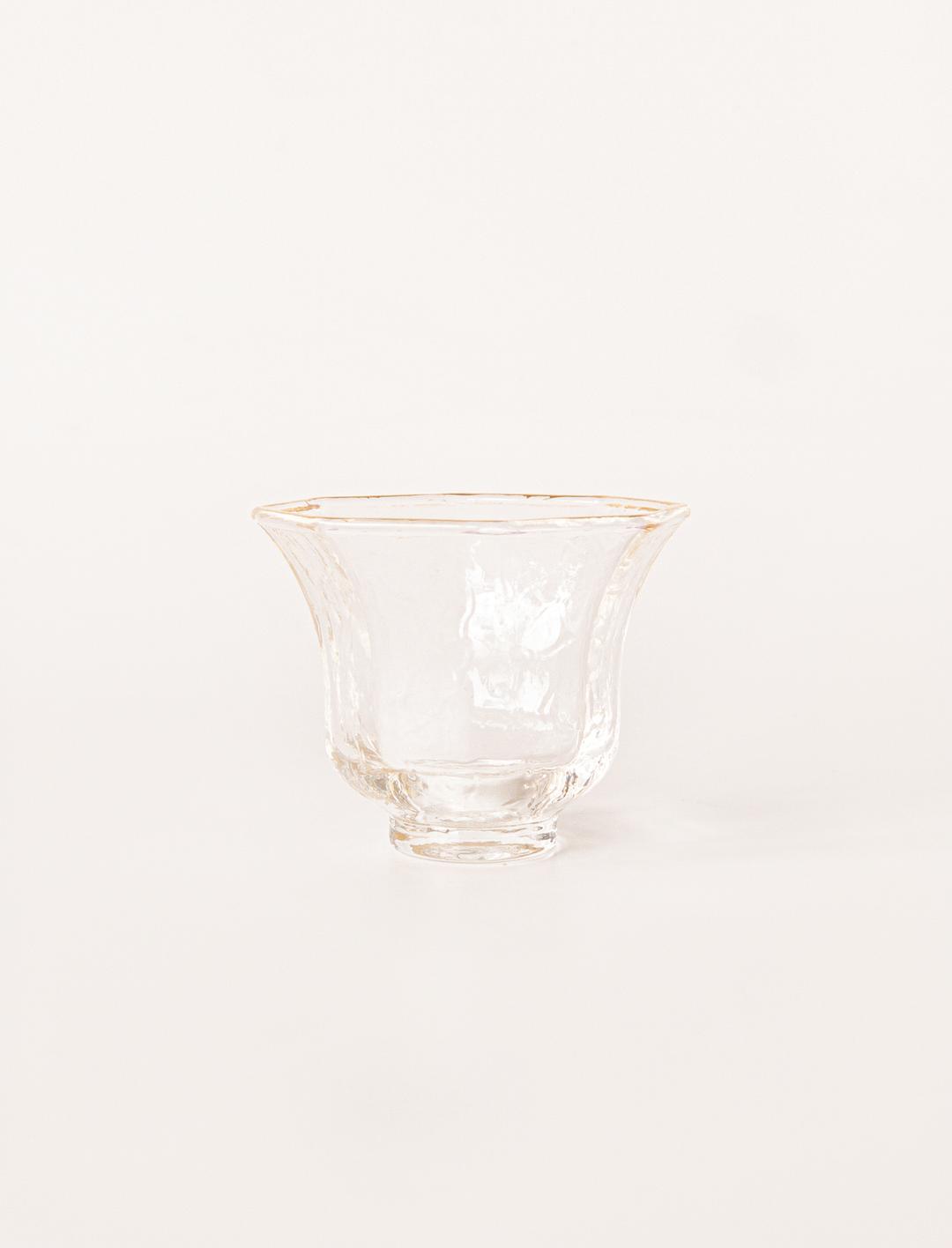 팔각 모양의 금테 유리 찻잔