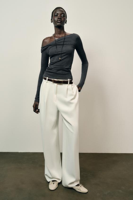 비대칭 네크라인 탑