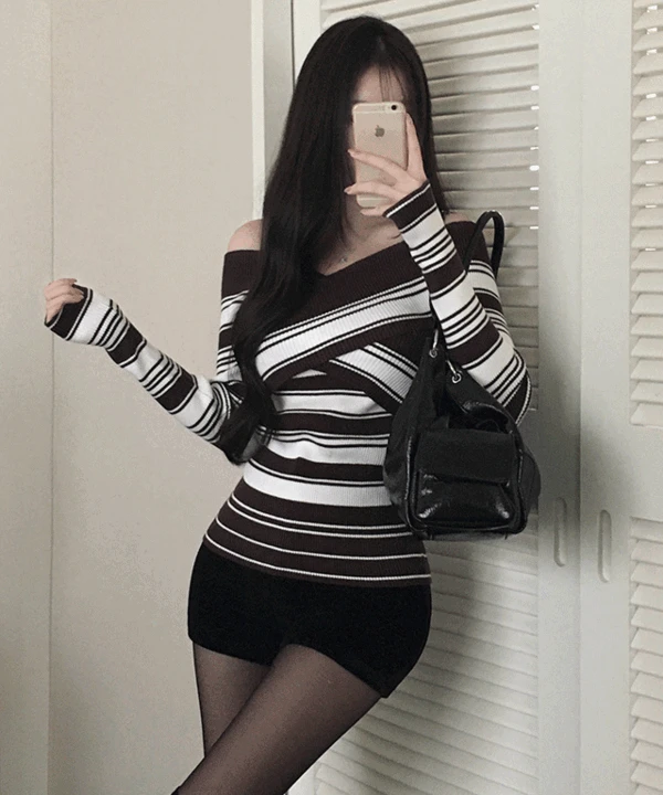 [ 꾸안꾸 ] 이브닝 스트라이프 꼬임 오프숄더 니트