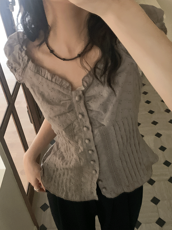 나이니 [단독][인기폭주!/레이어드] 수피아 꽃자수 레이스 프릴 밴딩 블라우스