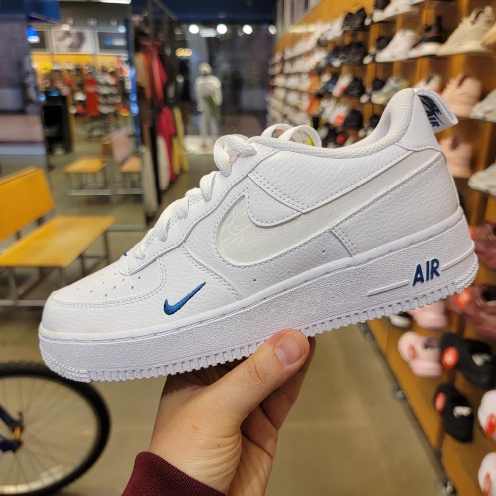 (라뽕 실사) 나이키 GS 에어포스1 로우 화이트 로얄 블루 리플렉티브 스우시