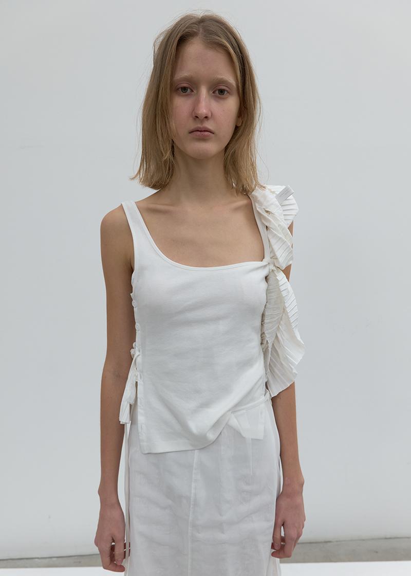 SIDE-BUTTON DETAIL SLEEVELESS TOP IN WHITE