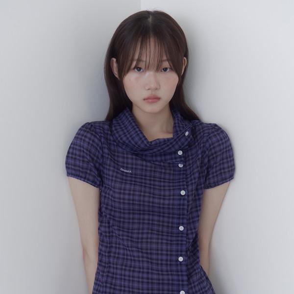 [6월 2일 출고] DRAPE COLLAR BLOUSE (NAVY CHECK)