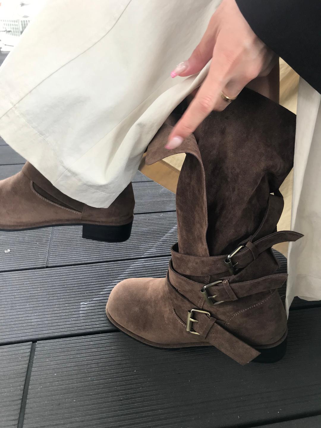 틸다 스웨이드 버클 부츠