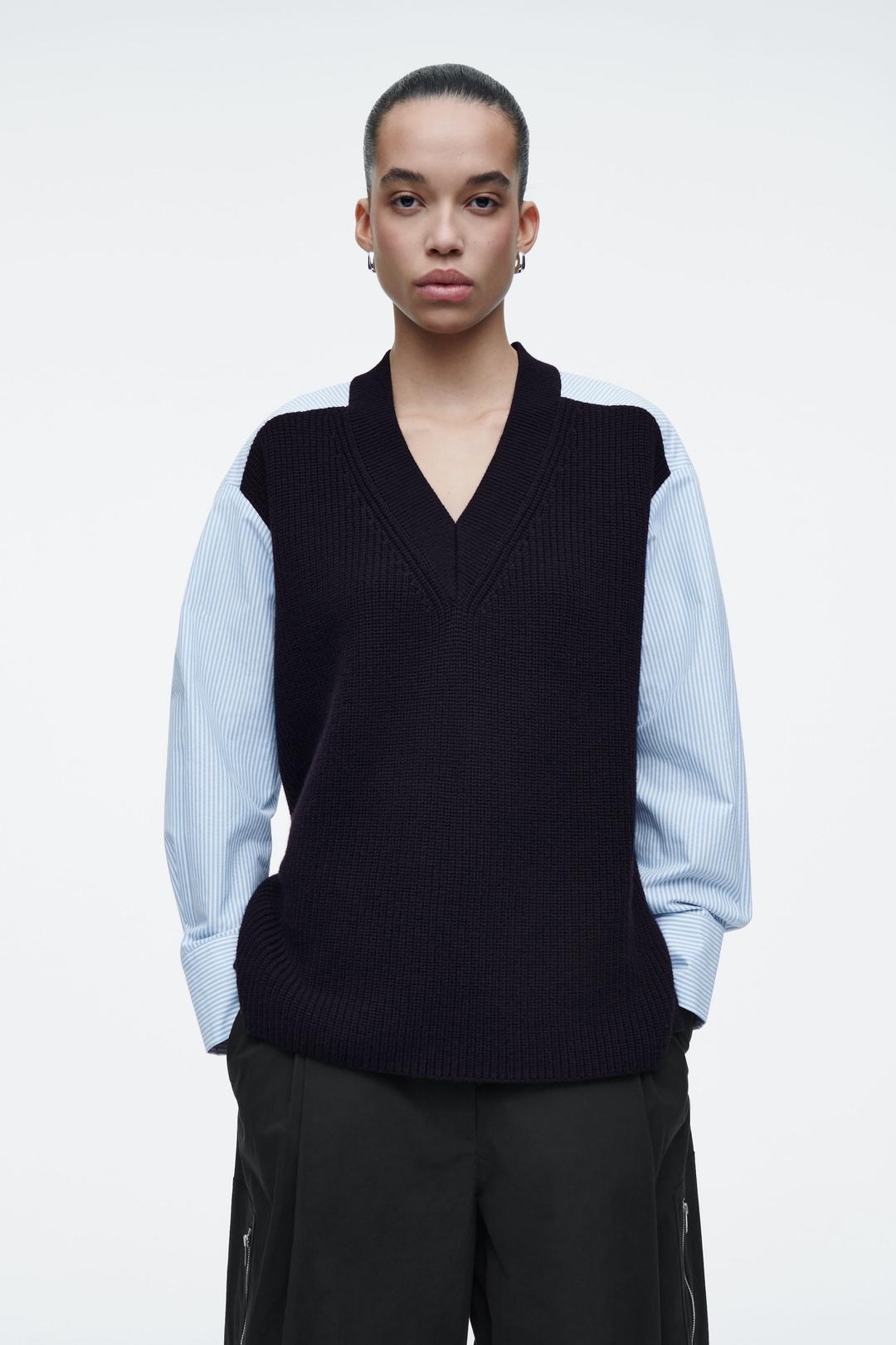 PULL DÉCONSTRUIT EN LAINE ET POPELINE DE COTON - BLEU MARINE / RAYURES | COS