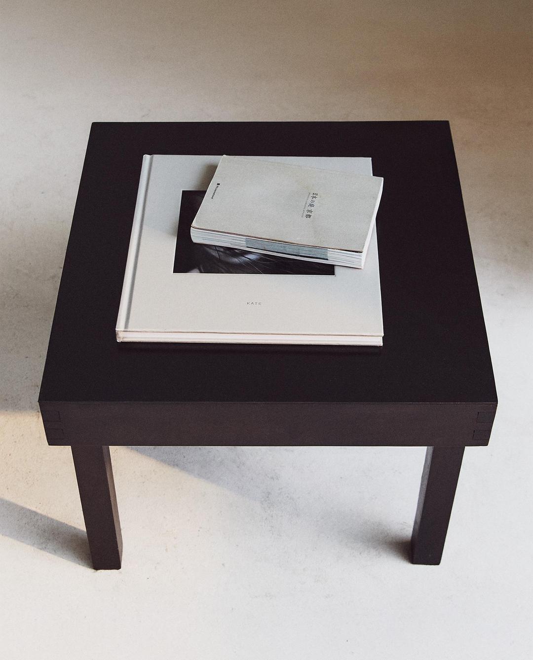 나무와 가죽 보조 테이블