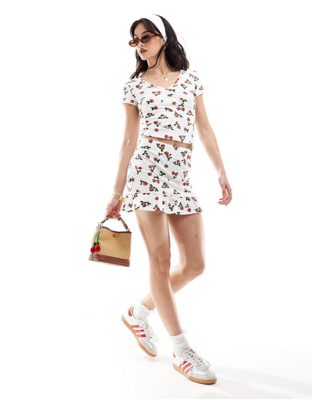 ASOS DESIGN 주름 장식이 있는 앞면 브이넥 티셔츠, 딸기 프린트 코디