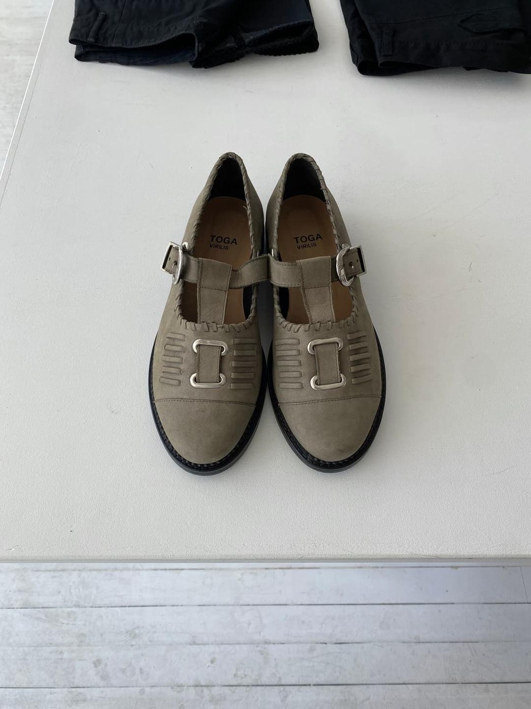 [Toga Virilis] 스웨이드 스트랩 슈즈 | 후루츠패밀리