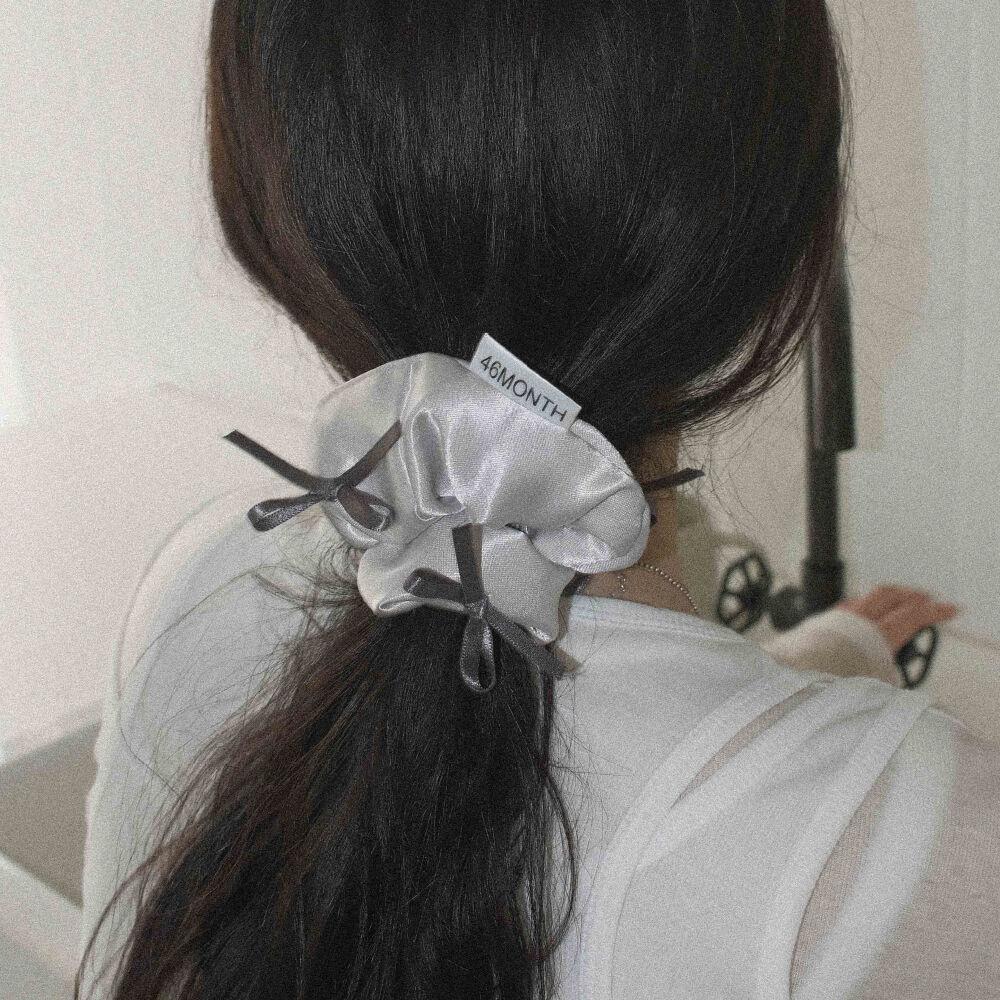Ribbon Scrunchie_satin silver