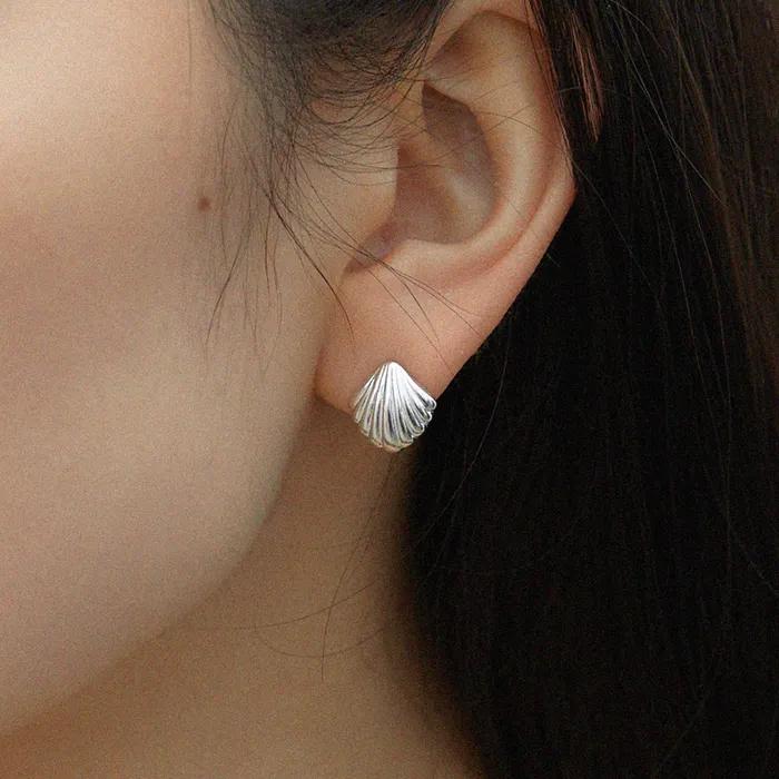 Mini clam earring