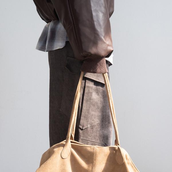 Blando Suede Shoulder Bag (Beige)