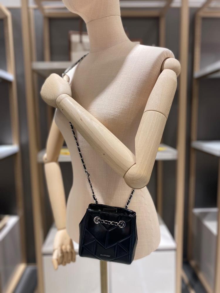 [질스튜어트가방] 블랙 퀼팅 소가죽 미니숄더백 JAWA2F120