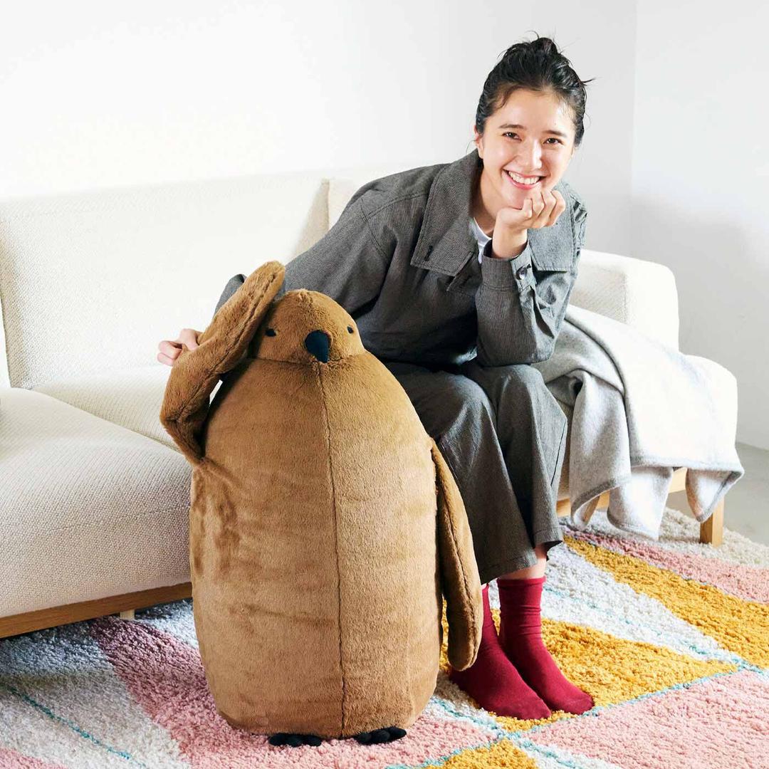 旭山動物園・ボルネオの森応援商品 YOU＋MORE！ 実寸大のオウサマペンギンのヒナ布団収納｜YOU+MORE![ユーモア]｜フェリシモ【公式通販】