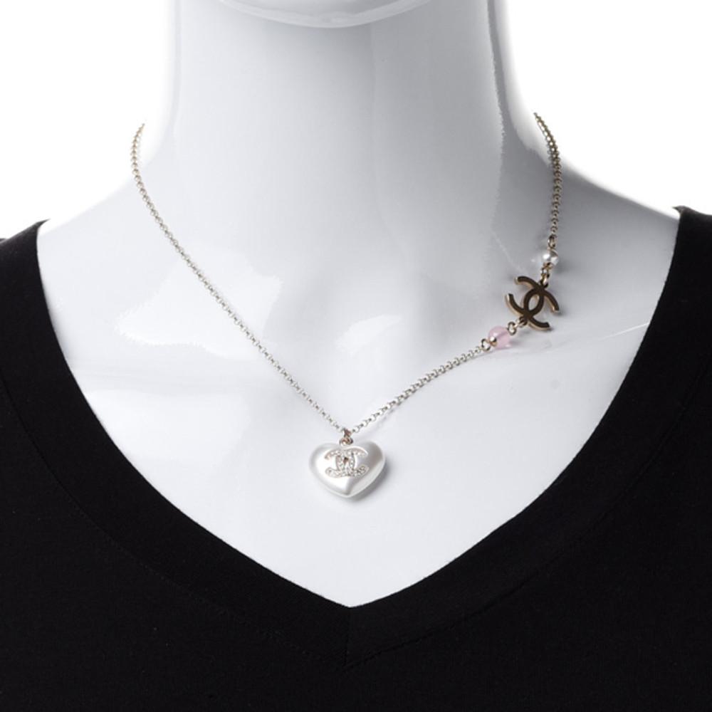[샤넬] CC 크리스탈 하트 진주목걸이 Pearly White Gold