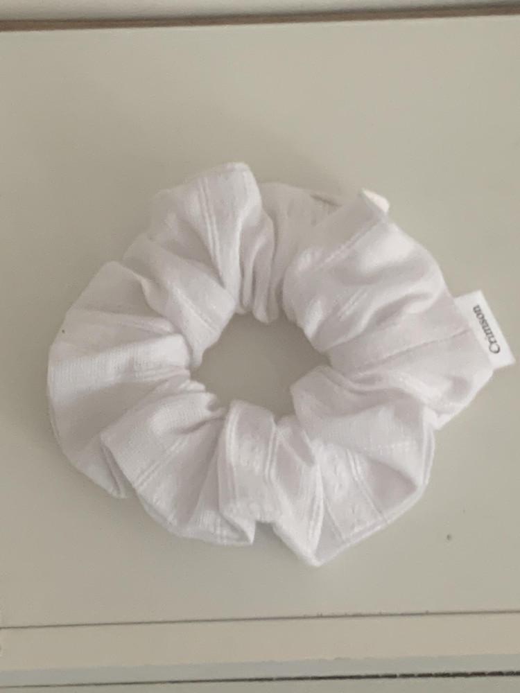 crimson made 자수 플라워 라벨 스크런치 (ivory)