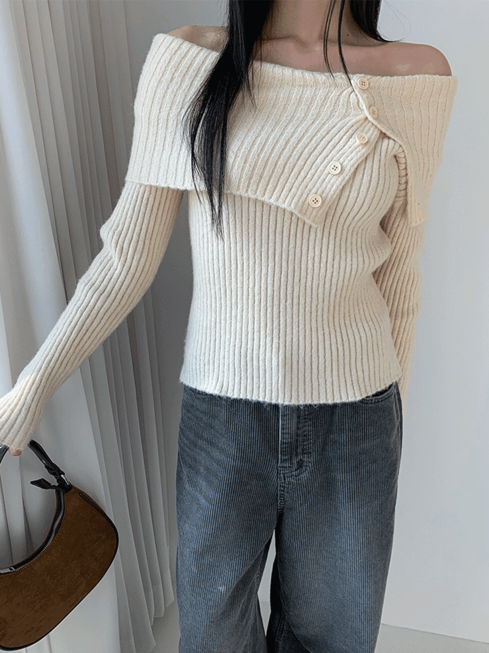 무브디 오프숄더 버튼 니트