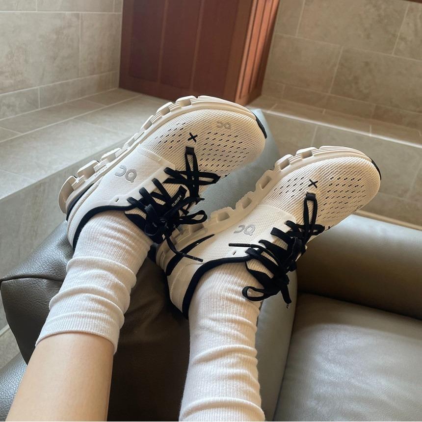 온 러닝화 클라우드X4 아이보리 블랙 경량화 마라톤화 남성 여성