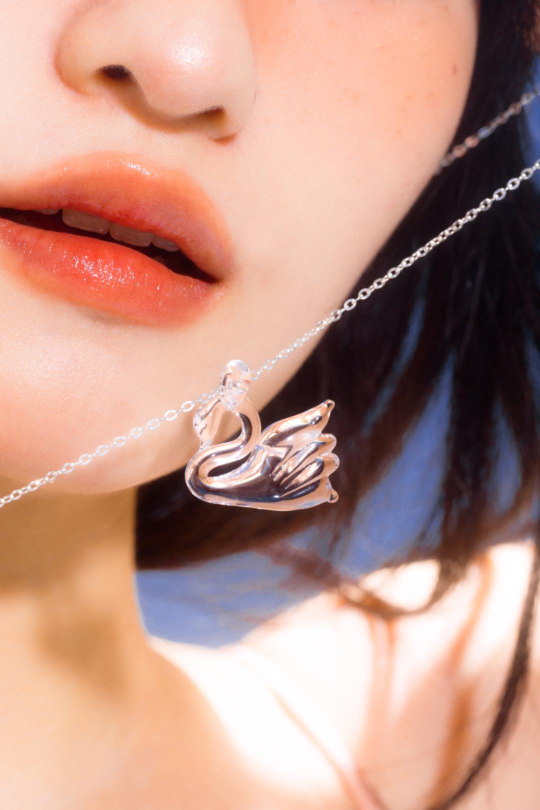 [GLASS] SWAN NECKLACE