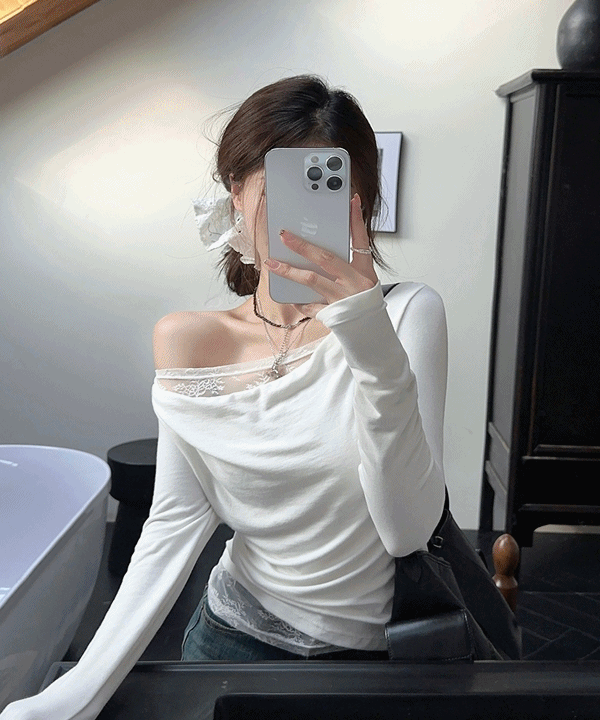 일루아 [당일출고/가을신상🍂] 루프아 레이스 오프숄더 드레이프 셔링 긴팔티